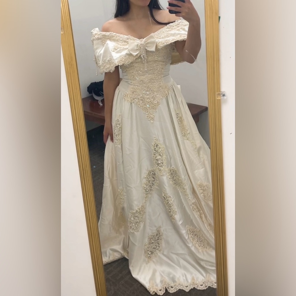 Vintage wedding dress